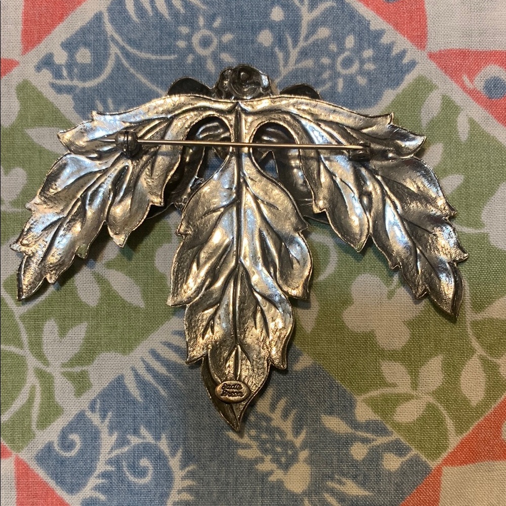 Vintage Brass Sadie Green Cherub Angel Floral Brooch with Mother of Pearl - Picture 5 of 13